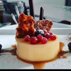 cream caramel con croccante e frutti di bosco